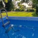 Piscina exterior de la cabaña junto al río