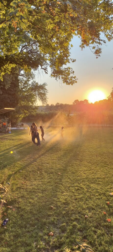 Gyerekek játszanak a naplementében - Dömsöd Holiday Gyerekek játszanak a naplementében - Dömsöd Holiday